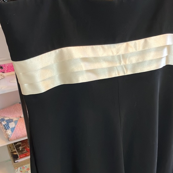 Black and White Wedding Dress - Picture 4 of 5